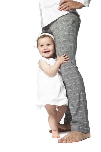 Šťastné dítě v otcové nohy — Stock fotografie
