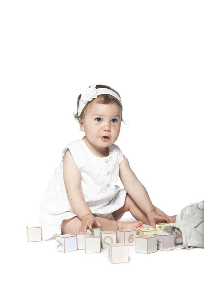 Девушка играет с алфавитными блоками — стоковое фото