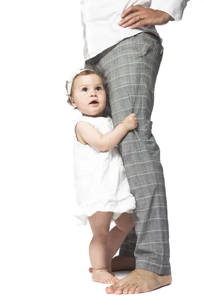 Bebê feliz em pernas de pais — Fotografia de Stock