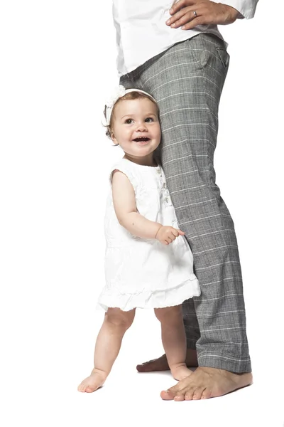 Bebé feliz en las piernas de los padres —  Fotos de Stock