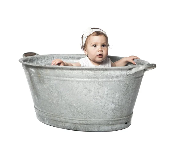 Dítě v kbelíku — Stock fotografie