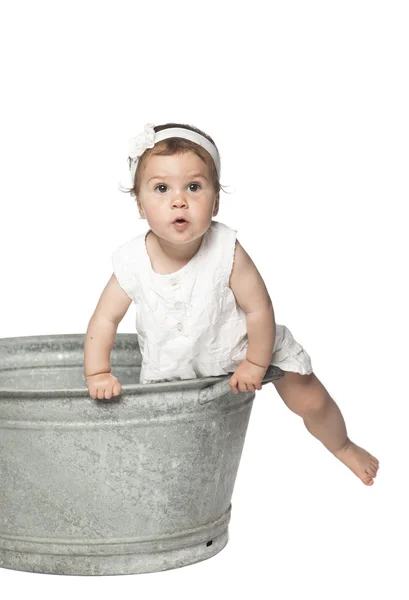 Dítě v kbelíku — Stock fotografie
