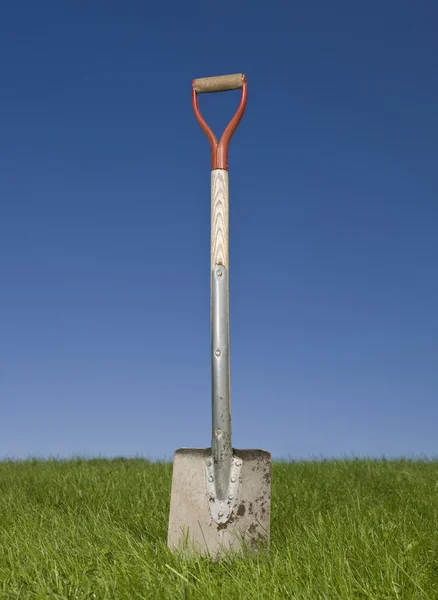 Shovel on a field — Stock Photo, Image