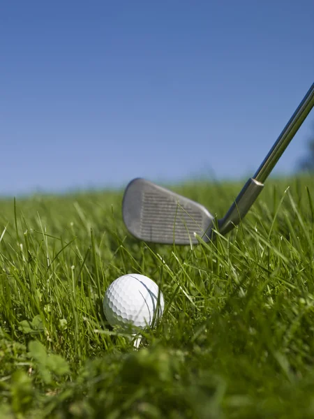 Bola de golfe e um clube de golfe — Fotografia de Stock