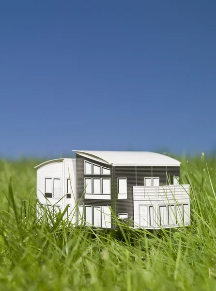 Housemodel na trawie — Zdjęcie stockowe