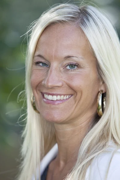 Zâmbind femeie blondă — Fotografie, imagine de stoc