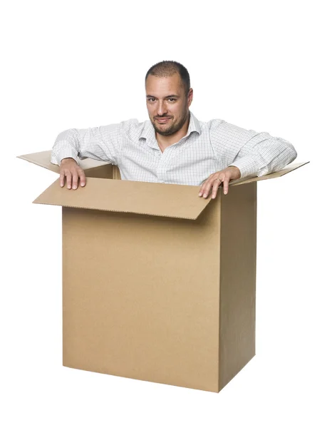 Az ember egy karton dobozban. — Stock Fotó