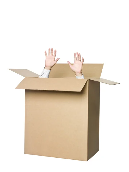Άνθρωπος σε ένα κουτί από χαρτόνι. — Φωτογραφία Αρχείου