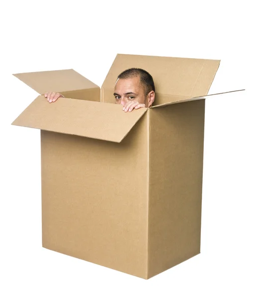 Uomo in una scatola di cartone . — Foto Stock