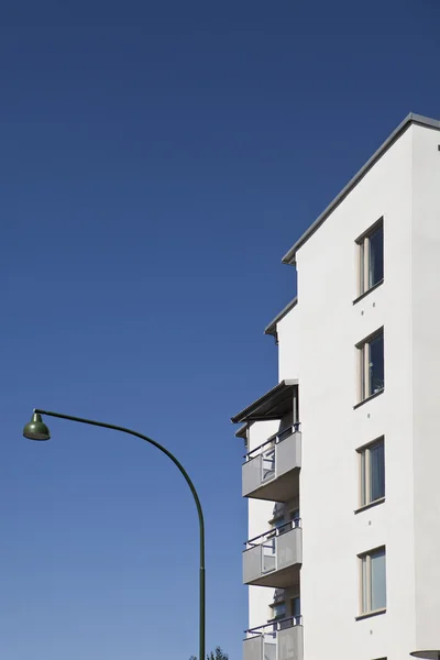 Балкон вуличний ліхтар синє небо — стокове фото