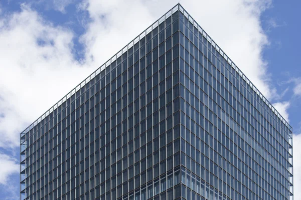 Edificio de oficinas cielo — Foto de Stock