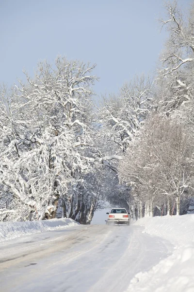Auto op winterweg — Stockfoto