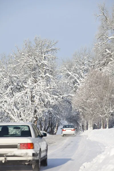 Carros na estrada de inverno — Fotografia de Stock