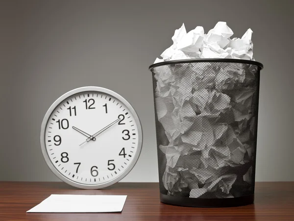 Recycle Bin and a clock — Stock Photo, Image
