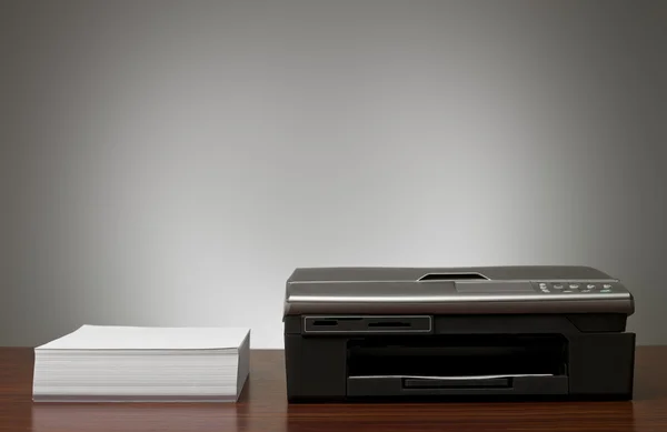 Fotokopi makinesi ve kağıt yığını — Stok fotoğraf