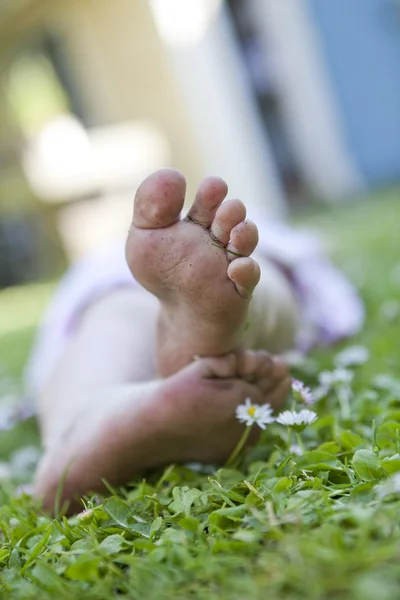 Feet and flowers — Stock Photo, Image