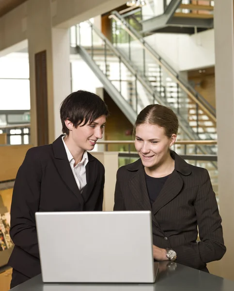 Women in front of a laptop — Stock Photo, Image