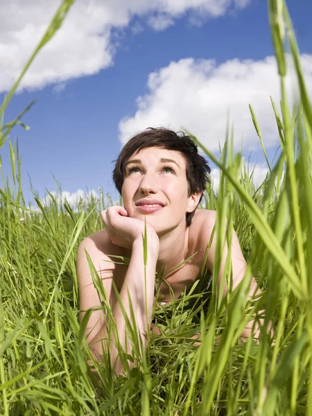 Kvinna i gräset — Stockfoto