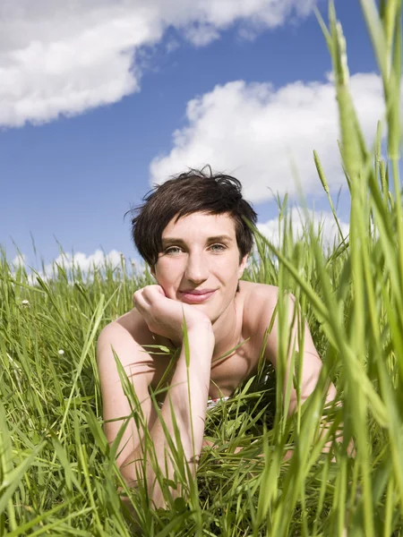 Kvinna i gräs — Stockfoto