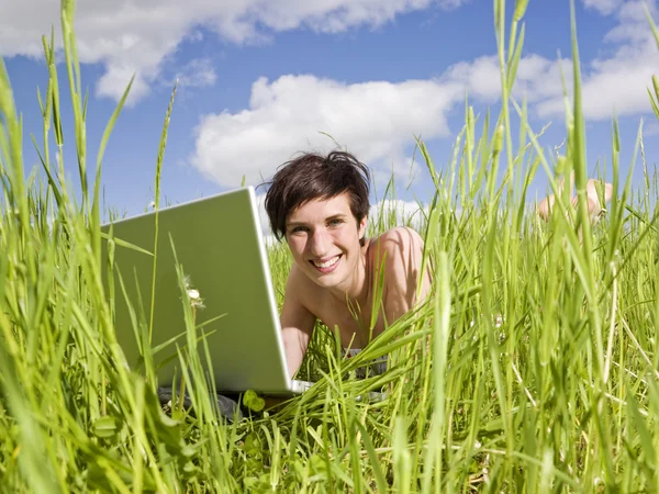 Frau mit Laptop im Freien — Stockfoto
