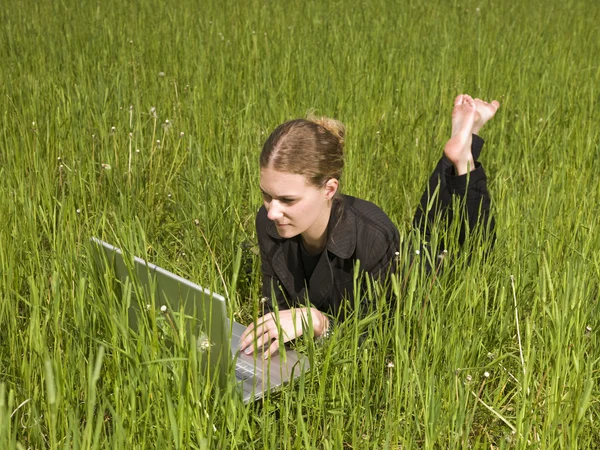 Mujer trabajando al aire libre —  Fotos de Stock