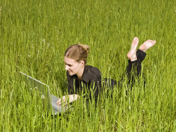 Frau mit Computer — Stockfoto