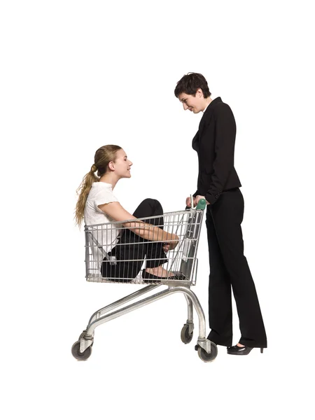 Mulheres e carrinho de compras — Fotografia de Stock