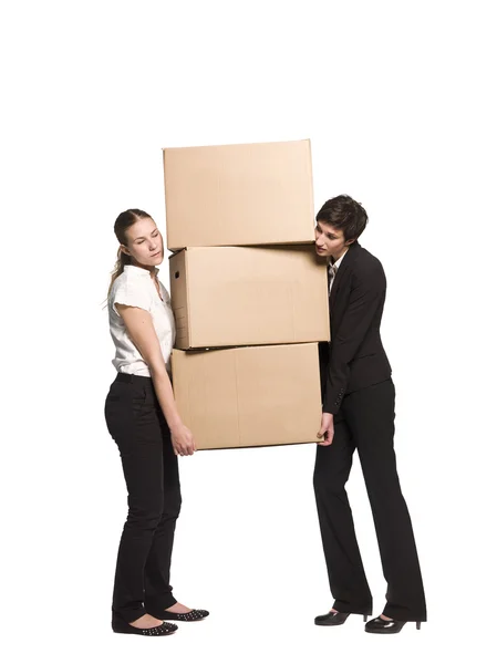 Mulheres que transportam caixas — Fotografia de Stock