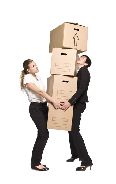 Mulheres que transportam caixas — Fotografia de Stock