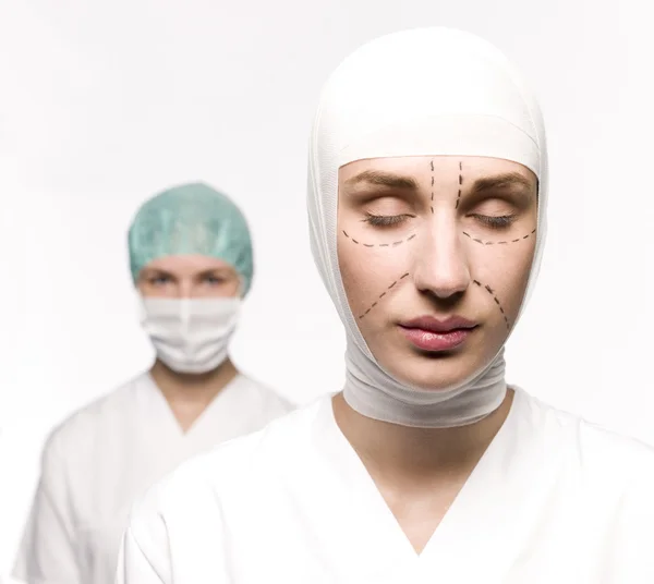 Kobieta przygotowana i pielęgniarki — Zdjęcie stockowe