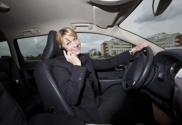 車の中で幸せな女性 — ストック写真