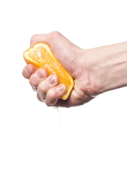 Mano apretando una naranja — Foto de Stock