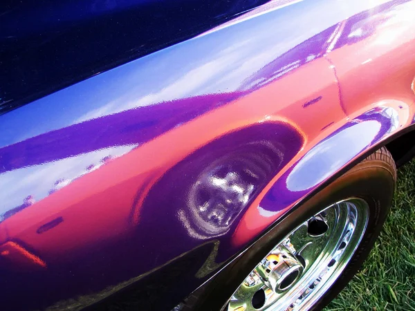 Automóvil muscular reflejado en otro — Foto de Stock