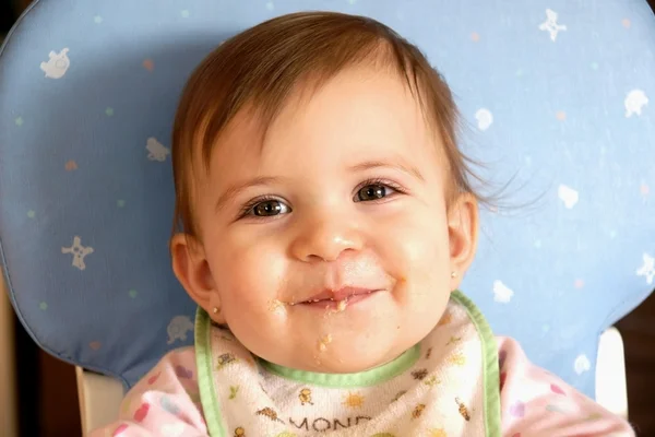 Sorrindo bonito bebê menina comendo cereais — Fotografia de Stock