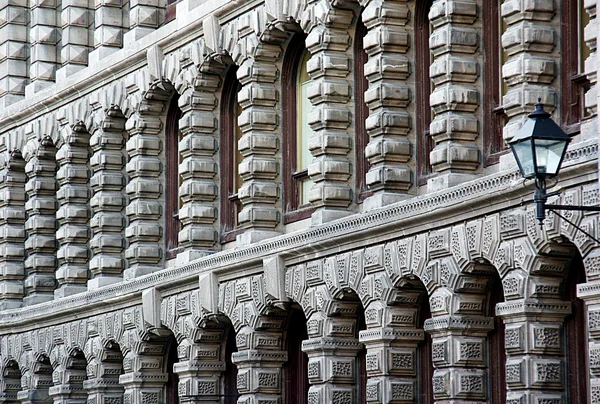 Архитектурные ряды каменных колонн — стоковое фото