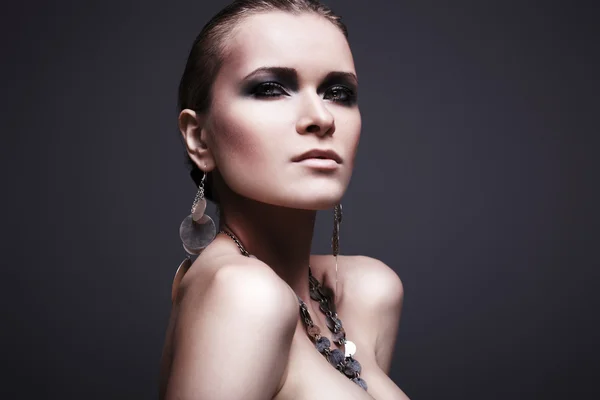 Luxusní žena s večerní make-up — Stock fotografie