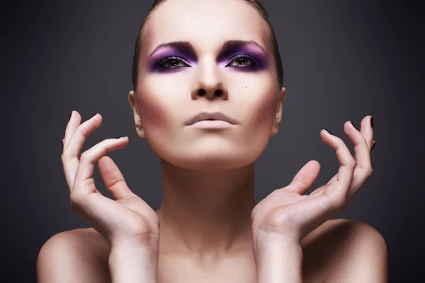 Vacker flicka med en violett make-up — Stockfoto