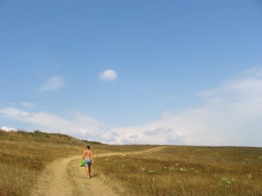 genç adam ile kırsal yolu yürüyüş