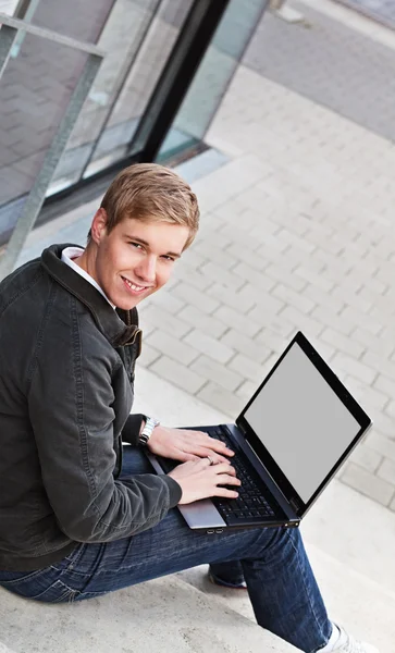 Jovem homem feliz com laptop — Fotografia de Stock