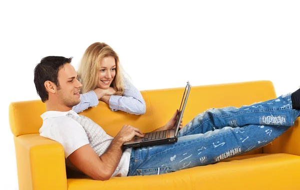 Casal feliz com computador portátil — Fotografia de Stock