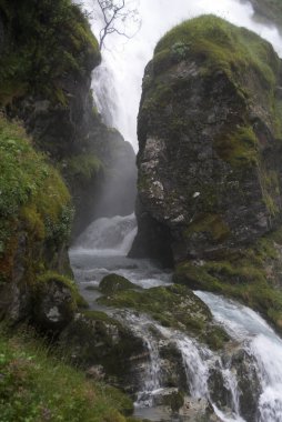 bir geçit kayalık akarsu