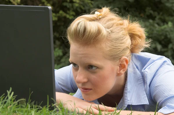 Blondin med laptop — Stockfoto