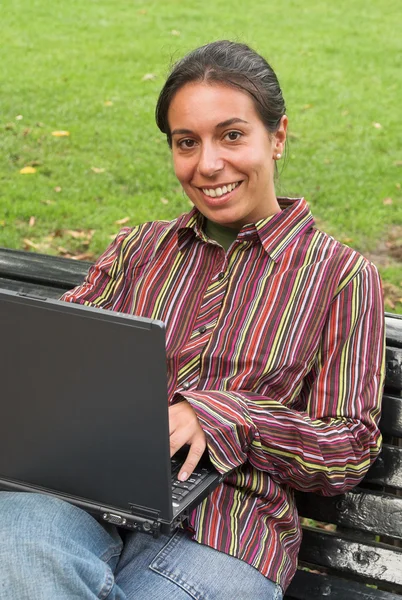 Menina sorridente com computador — Fotografia de Stock