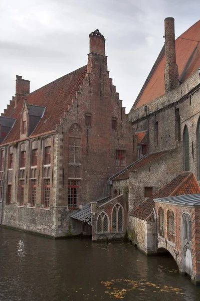 Vecchie case su un canale a Brugge — Foto Stock
