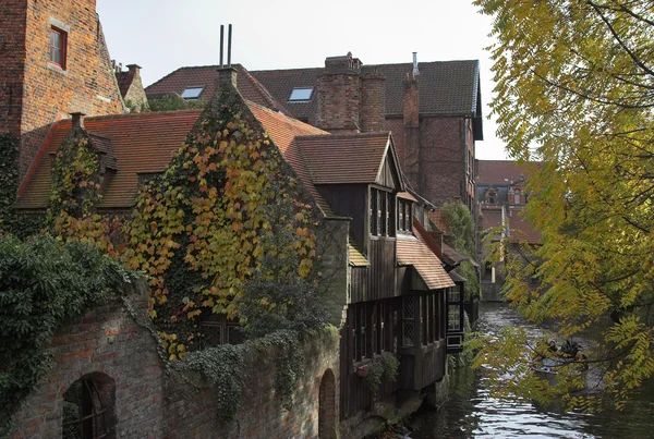 Ancient houses on a channel in Brugge — Stockfoto