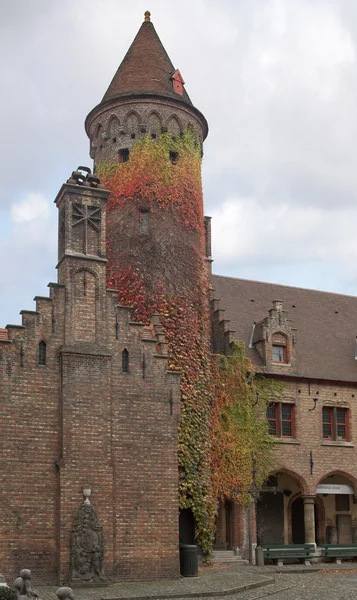 Średniowieczna wieża w brugge — Zdjęcie stockowe