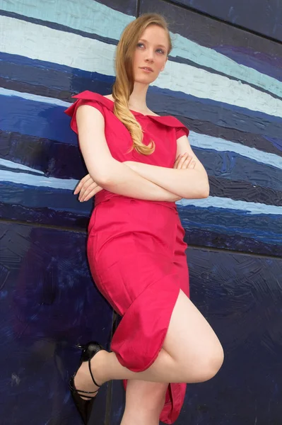 Chica rubia bonita de pie al aire libre — Foto de Stock