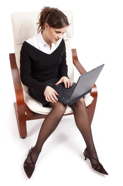 Menina bonita trabalhando com laptop — Fotografia de Stock