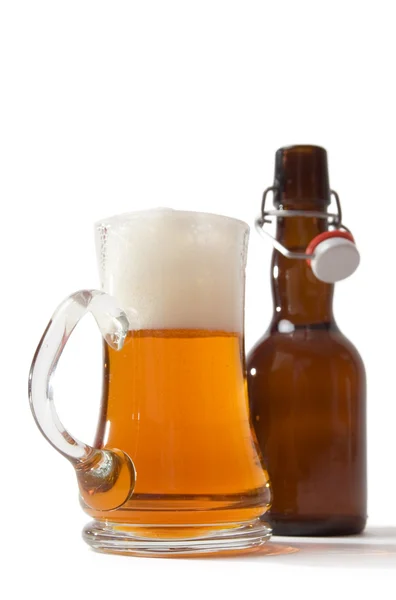 Voller Bierkrug und Flasche Stockfoto