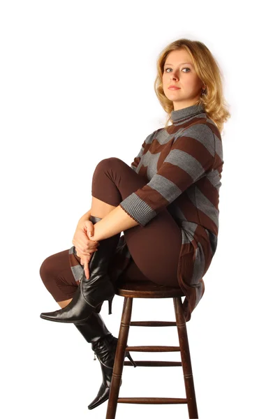 Hübsche Blondine sitzt auf Barstuhl — Stockfoto